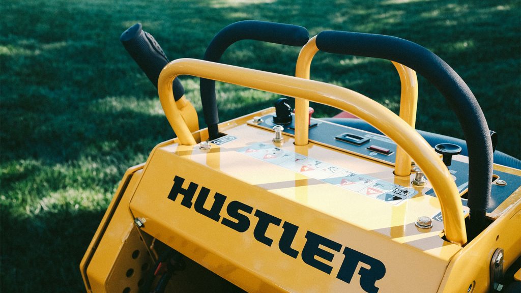 טרקטורון כיסוח בעמידה של חברת האסטלר - דגם HUSTLER SUPER S