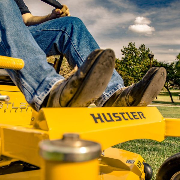 טרקטורון כיסוח תעשייתי של חברת האסטלר - Hustler Z Diesel