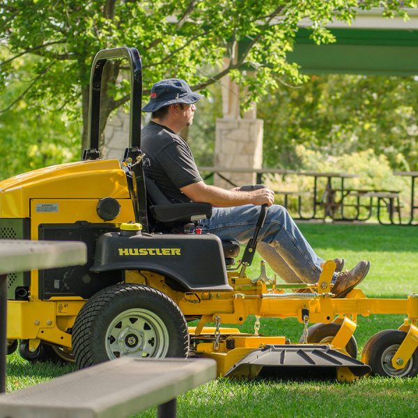 טרקטורון כיסוח דשא מסחרי - דגם HUSTLER Z DIESEL